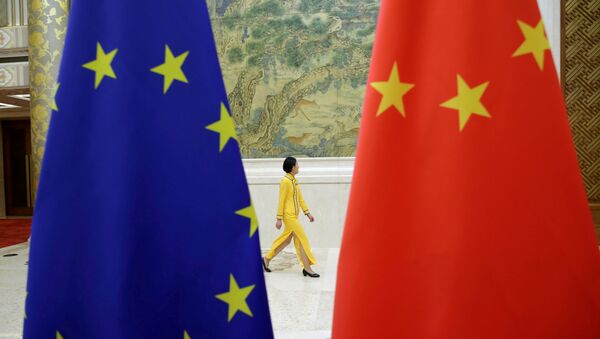  An attendant walks past EU and China flags ahead of the EU-China High-level Economic Dialogue at Diaoyutai State Guesthouse in Beijing, China June 25, 2018 - Sputnik International