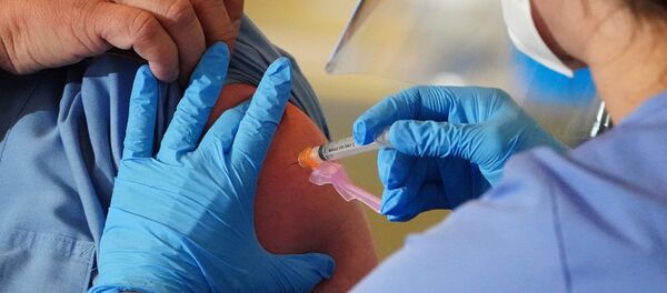 A worker of the New York City Fire Department Bureau of Emergency Medical Services (FDNY EMS) receives a COVID-19 Moderna vaccine, amid the coronavirus disease (COVID-19) pandemic in the Manhattan borough of New York City, New York, U.S., December 23, 2020 - Sputnik International