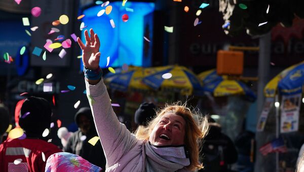 People try and catch some confetti at a 'flight test' ahead of the New Year's celebration in Times Square amid the coronavirus disease (COVID-19) pandemic in the Manhattan borough of New York City, New York, U.S., December 29, 2020. - Sputnik International