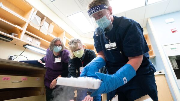 Pharmacy technicians received a delivery of Pfizer coronavirus disease (COVID-19) vaccines at UW Health in Madison, Wisconsin, U.S., December 14, 2020.  - Sputnik International