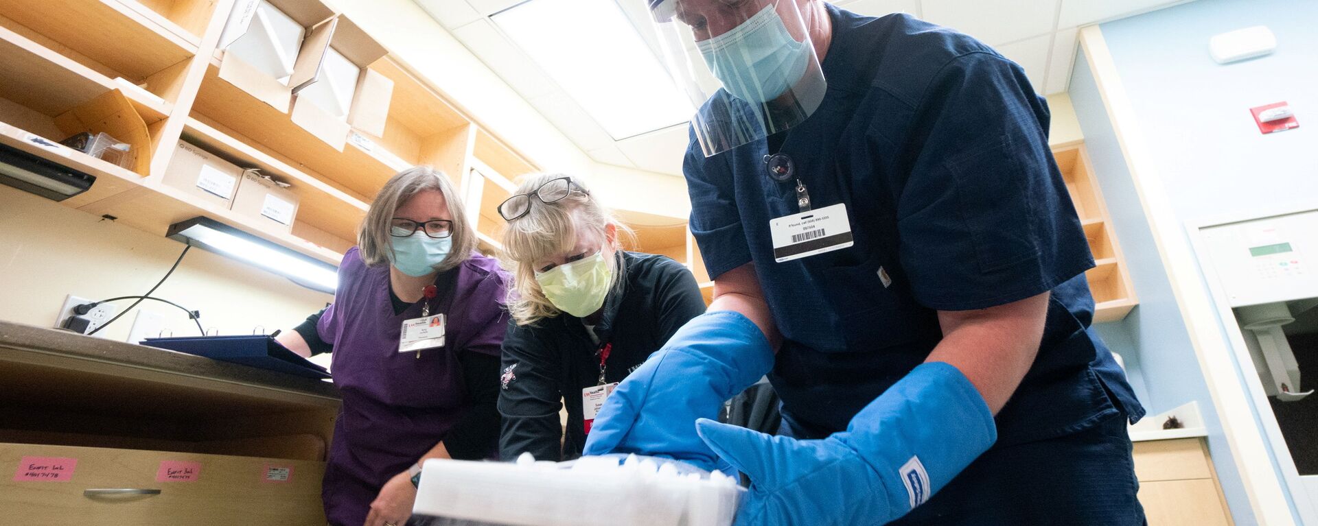 Pharmacy technicians received a delivery of Pfizer coronavirus disease (COVID-19) vaccines at UW Health in Madison, Wisconsin, U.S., December 14, 2020.  - Sputnik International, 1920, 17.01.2021