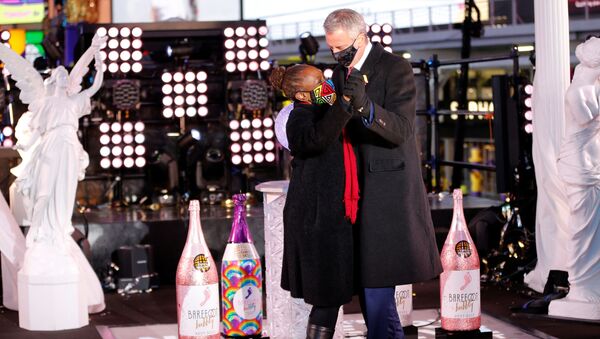 Mayor Bill De Blasio dances with his wife Chirlane McCray on New Years Day in Times Square in New York City, U.S., January 1, 2021.  - Sputnik International