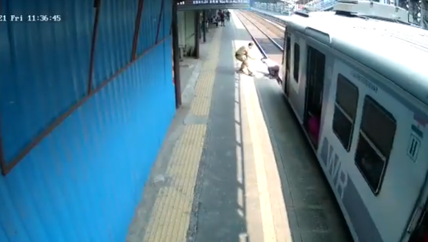 Maharashtra: A constable of Mumbai Police helped a 60-year-old man, who got stuck at a railway track, save his life at Dahisar railway station in Mumbai yesterday. - Sputnik International