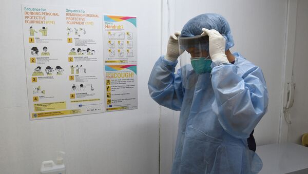 A hospital employee dons protective gear inside the holding area for patients suspected of being infected with a deadly SARS-life virus which originated from the Chinese city of Wuhan, at the Manila Doctors Hospital compound in Manila on January 31, 2020. - The Philippines reported its first case of the virus on January 30, a 38-year-old woman who arrived from Wuhan and is no longer showing symptoms. (Photo by Ted ALJIBE / AFP) - Sputnik International