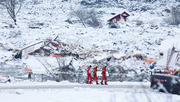 Debris from houses lies covered in snow as rescue crews work in the landslide area at Ask, Gjerdrum, Norway January 2, 2021 - Sputnik International