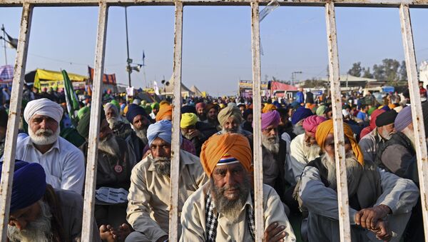 Farmers take part in a demonstration against the central government's recent agricultural reforms while blocking a highway at the Delhi-Haryana state border in Singhu on December 29, 2020. - Sputnik International