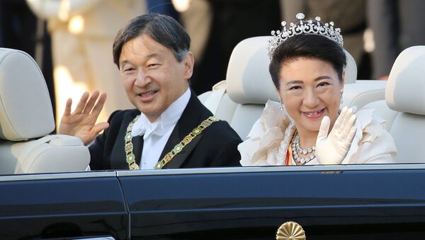 Japan’s Emperor Naruhito (L) and Empress Masako (R) wave during a royal parade in Tokyo on November 10, 2019. - Sputnik International