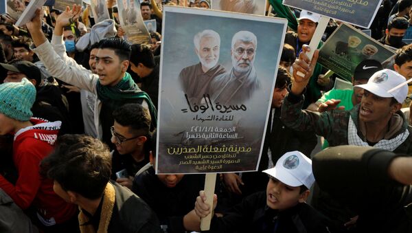 Люди с плакатами во время первой годовщины со дня смерти иранского командира Касема Сулеймани и иракского командира Абу Махди аль-Мухандис в Багдаде - Sputnik International