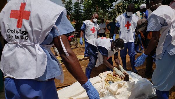 Democratic Republic of Congo's Red Cross members wearing gloves and masks handling dead bodies in Mangina on February 10, 2020, that were brought to the Mangina hospital morgue on February 9, 2020, following an attack on February 8, 2020 in Mangina. - People of Mangina are leaving the city due to the fear of imminent attacks by the Allied Democratic Forces (ADF) in the east of the Democratic Republic of Congo. (Photo by Seros MUYISA / AFP) - Sputnik International