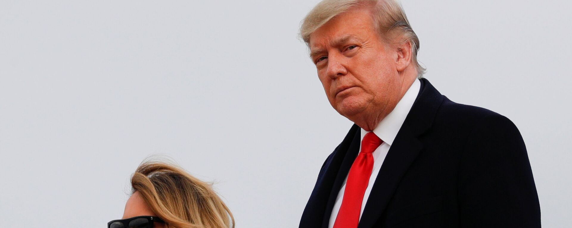 President Trump and first lady Melania Trump descend from Air Force One at Joint Base Andrews in Maryland - Sputnik International, 1920, 03.01.2021