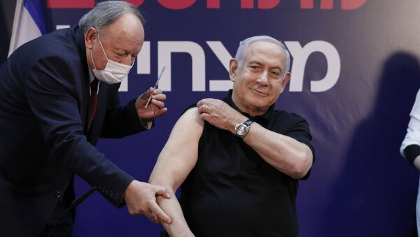 Israeli Prime Minister Benjamin Netanyahu receives a coronavirus vaccine at the Sheba Medical Center, the country's largest hospital, in Ramat Gan near the coastal city of Tel Aviv, on December 19, 2020. - Sputnik International
