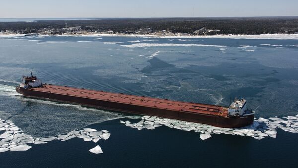 The 1,000-foot freighter Stewart J. Cort passes the narrow channel between Lake Superior and Lake Huron - Sputnik International