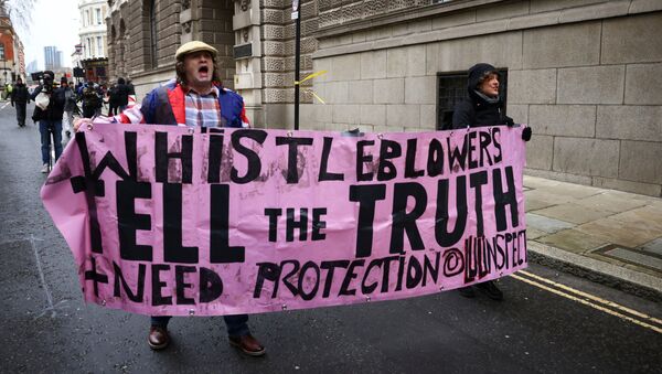 Сторонники основателя WikiLeaks Джулиана Ассанжа на акции в его поддержку у Центрального суда в Лондоне - Sputnik International