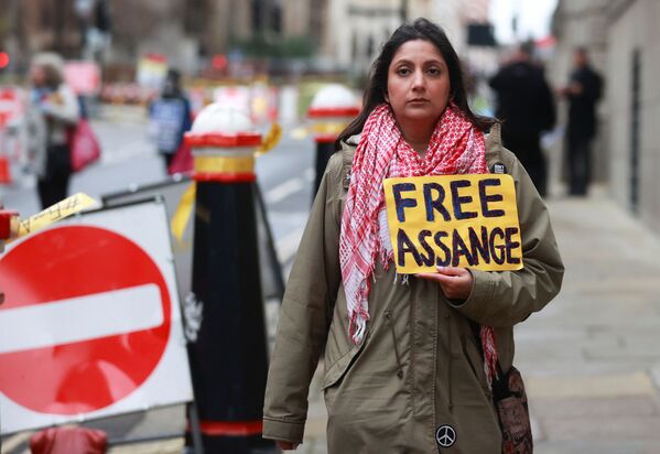 Julian Assange's Extradition Denied by UK Judge: Supporters of WikiLeaks' Founder Rally in London. - Sputnik International