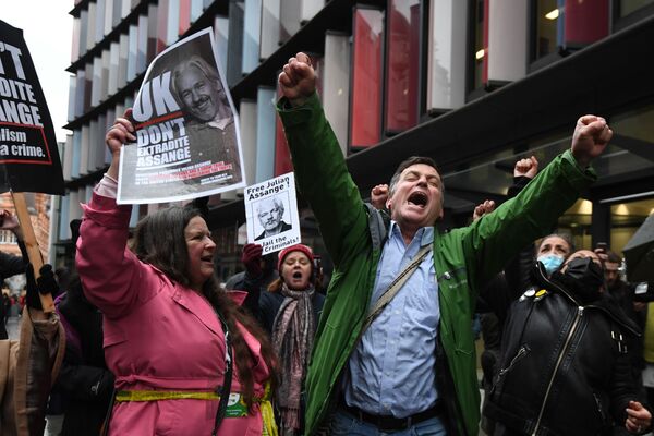 Julian Assange's Extradition Denied by UK Judge: Supporters of WikiLeaks' Founder Rally in London. - Sputnik International