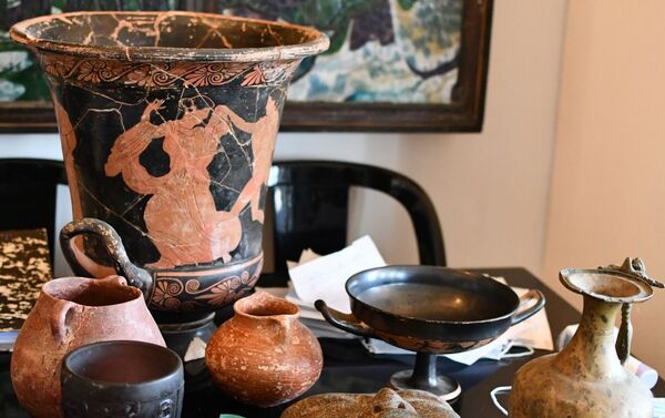 A photo of ancient vessels discovered during the Israel Antiquities Authority raid in Tel-Aviv, 4 January 2021 - Sputnik International
