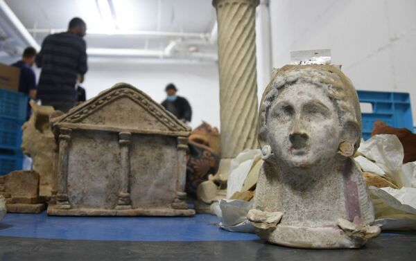 A photo of parts of ancient sculptures discovered during the Israel Antiquities Authority raid in Tel-Aviv, 4 January 2021 - Sputnik International