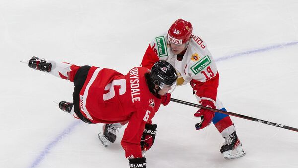 Jamie Drysdale #6 of Canada collides with Vasili Podkolzin #19 of Russia during the 2021 IIHF World Junior Championship semifinals at Rogers Place on January 4, 2021 in Edmonton, Canada. - Sputnik International