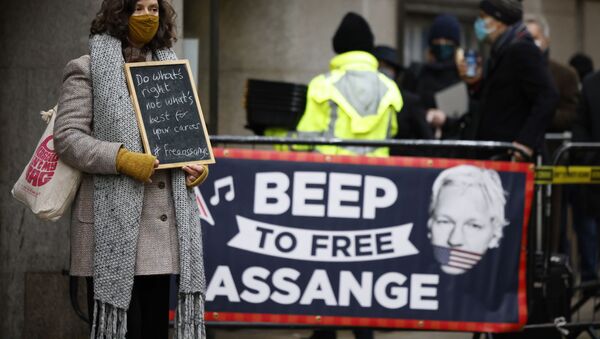 Supporters of Wikileaks founder Julian Assange demonstrate outside the Old Bailey court in central London as the court will rule on his extradition case on January 4, 2021. - Sputnik International
