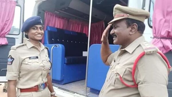 Policeman Salutes His Officer Daughter in India - Sputnik International