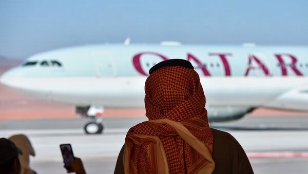 Journalists watch the arrival of the Qatar envoy ahead of the 41st Gulf Cooperation Council (GCC) summit in the city of al-Ula in northwestern Saudi Arabia on January 5, 2021. - Saudi Arabia will reopen its borders and airspace to Qatar, US and Kuwaiti officials said, a major step towards ending a diplomatic rift that has seen Riyadh lead an alliance isolating Doha. The bombshell announcement came on the eve of GCC annual summit in the northwestern Saudi Arabian city of Al-Ula, where the dispute was already set to top the agenda.  - Sputnik International
