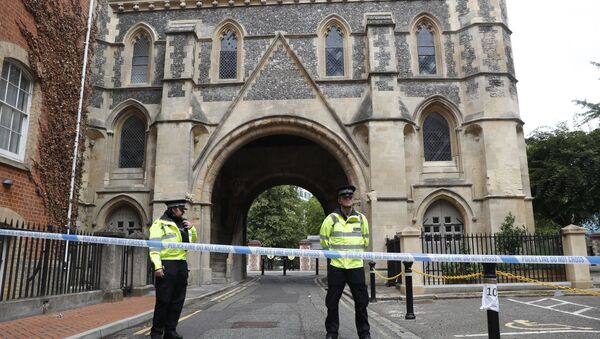 Police officers stand guard outside a park in Reading after three men were killed in June 2020 - Sputnik International