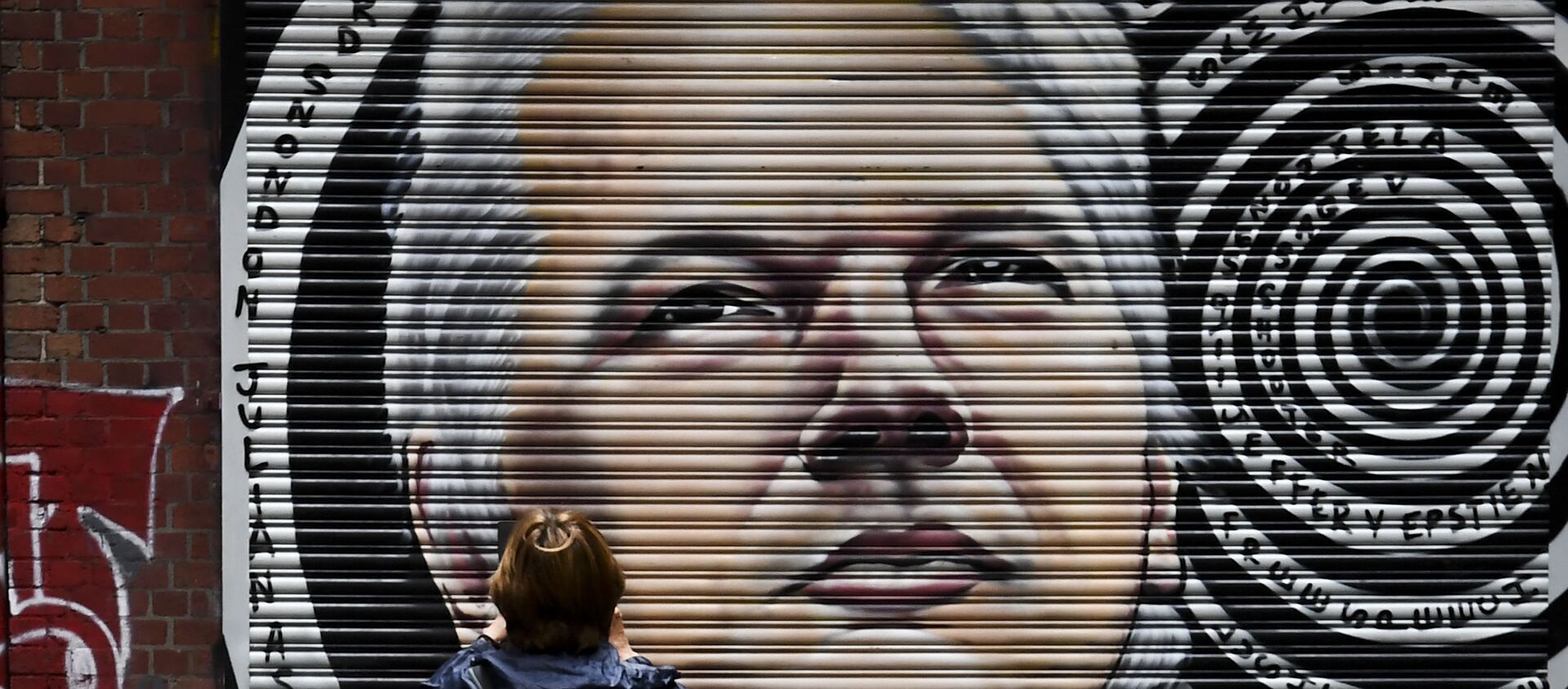A mural of Australia's Julian Assange is seen in a lane in Melbourne on 5 January 2021, after a judge in London ruled that the WikiLeaks founder should not be extradited to the US to face espionage charges for publishing hundreds of thousands of classified military and diplomatic documents in 2010.  - Sputnik International, 1920, 05.01.2021