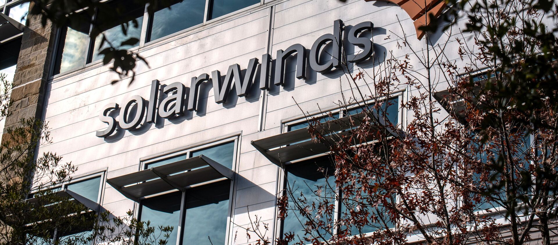 The SolarWinds logo is seen outside its headquarters in Austin, Texas, U.S., December 18, 2020. - Sputnik International, 1920, 07.01.2021