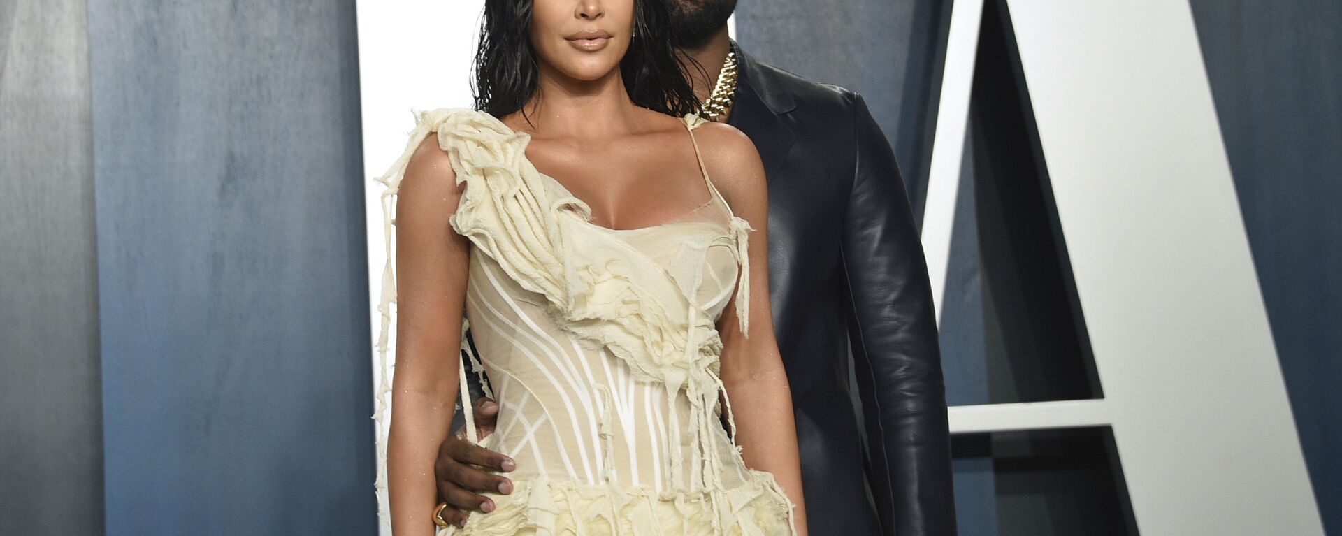 Kim Kardashian, left, and Kanye West arrive at the Vanity Fair Oscar Party on Sunday, Feb. 9, 2020, in Beverly Hills, Calif. - Sputnik International, 1920, 27.11.2021