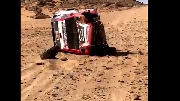 Racer Bernhard ten Brinke's car crashes during Dakar 2021 - Sputnik International