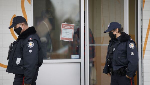 Toronto Police officers walk by a shutdown order on the window of Adamson Barbecue, an Etobicoke business that has defied provincial shutdown orders, on November 25, 2020 in Toronto, Canada. - Sputnik International