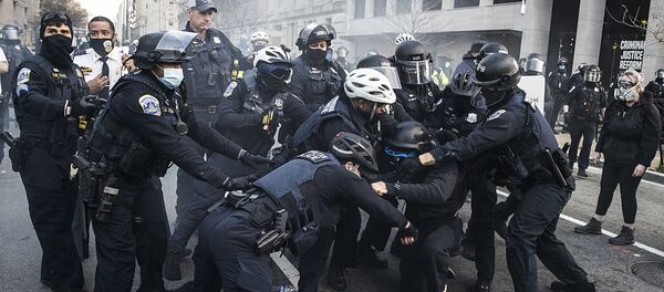 Protesters clash with Washington DC Police at Black Lives Matter Plaza on 12 December 2020 in Washington, DC.  - Sputnik International