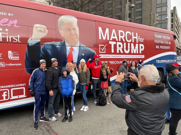 Supporters of U.S. President Donald Trump take part in a pro-Trump rally, in Washington DC. The protesters are demanding a recount of votes and a review of election results in a number of states. - Sputnik International
