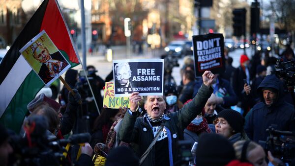 Protesters holding placards demonstrate outside the Westminster Magistrates' Court as Julian Assange's lawyers seek bail for their client in London, Britain 6 January 2021. - Sputnik International