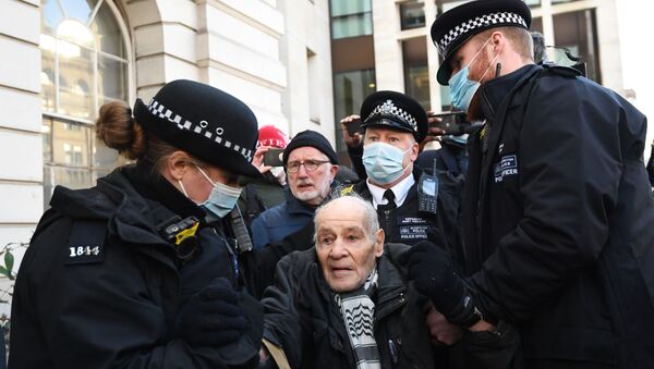 Police arrest a supporter of Wikileaks founder Julian Assange outside Westminster Magistrates court in London as he appears for a bail hearing on January 6, 2021. - Sputnik International