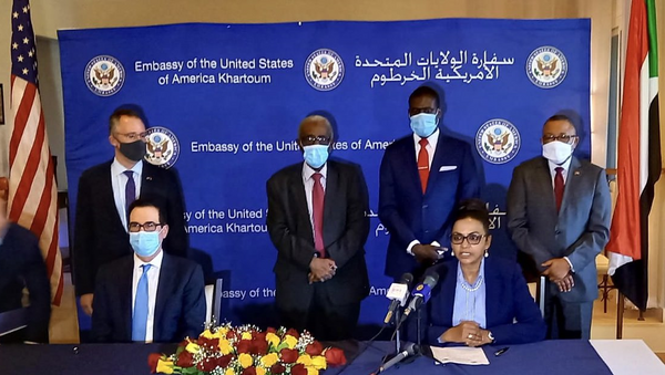 US and Sudanese officials at the US Embassy in Khartoum, Sudan on 6 January 2021 at the signing of agreements to normalise ties and improve relations with Israel. - Sputnik International