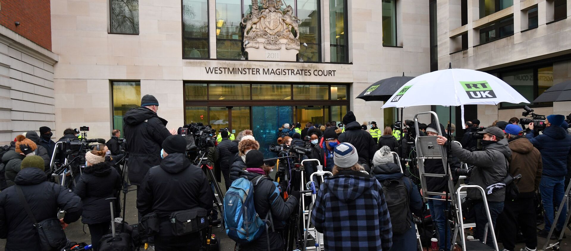 Members of the media and supporters of Wikileaks founder Julian Assange, gather outside Westminster Magistrates court in London for the bail hearing of Assange on January 6, 2021. - Sputnik International, 1920, 06.01.2021