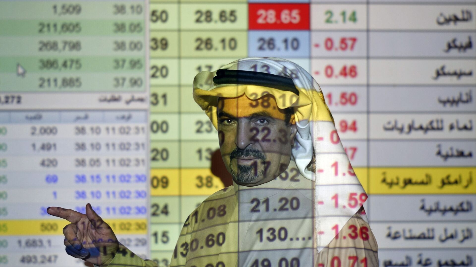 In this Thursday, Dec. 12, 2019, file photo, a trader talks to others in front of a screen displaying Saudi stock market values at the Arab National Bank in Riyadh, Saudi Arabia.  - Sputnik International, 1920, 20.03.2023