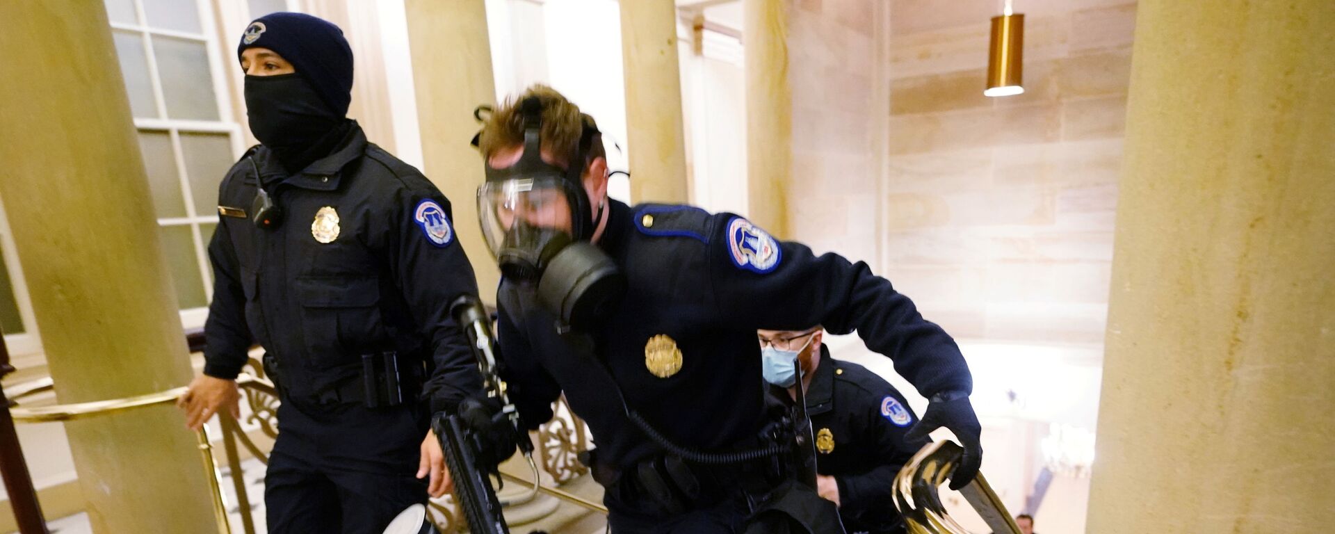 U.S. Capitol police officers take positions as protestors enter the Capitol building during a joint session of Congress to certify the 2020 election results on Capitol Hill in Washington, U.S., January 6, 2021. - Sputnik International, 1920