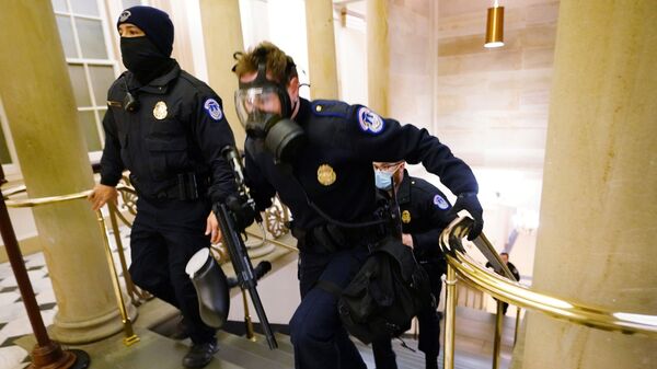 U.S. Capitol police officers take positions as protestors enter the Capitol building during a joint session of Congress to certify the 2020 election results on Capitol Hill in Washington, U.S., January 6, 2021. - Sputnik International