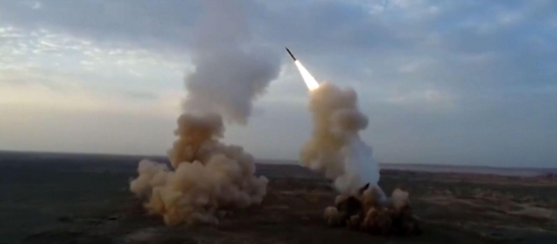 This video grab shows launching underground ballistic missiles by the Iranian Revolutionary Guard during a military exercise. - Sputnik International, 1920, 06.01.2021