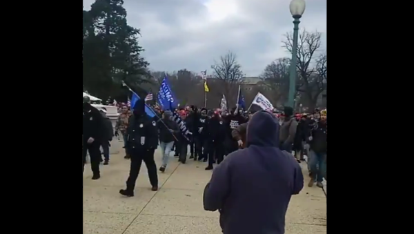Screenshot from a video seemingly showing US Capitol Police opening barricades to let pro-Trump demonstrators enter the Capitol building amid Trump's Stop the Steal protests on January 6, 2021 - Sputnik International