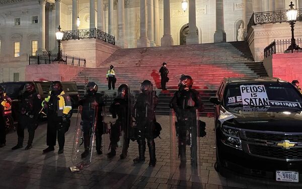 Tensions have subsided in Washington, DC, as police reinforcements arrive and push Trump supporters away from the Capitol building - Sputnik International