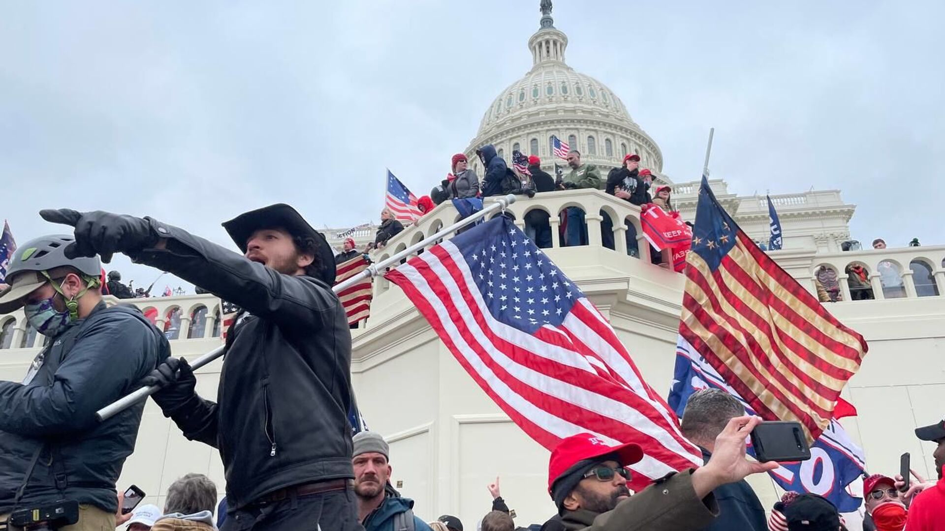 Demonstrators protest outside US Capitol Building in Washington to contest the certification of the 2020 presidential election results by the US Congress, 6 January 2021 - Sputnik International, 1920, 18.03.2021