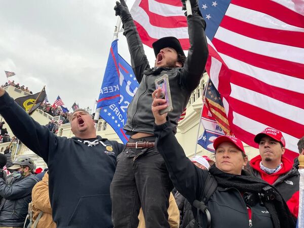 Demonstrators protest outside US Capitol Building in Washington to contest the certification of the 2020 presidential election results by the US Congress, 6 January 2021 - Sputnik International