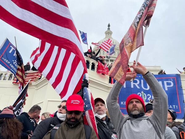 Demonstrators protest outside US Capitol Building in Washington to contest the certification of the 2020 presidential election results by the US Congress, 6 January 2021 - Sputnik International