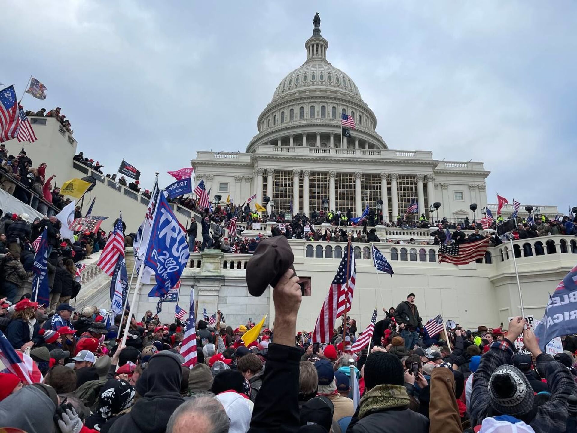 Demonstrators protest outside US Capitol Building in Washington to contest the certification of the 2020 presidential election results by the US Congress, 6 January 2021 - Sputnik International, 1920, 07.09.2021