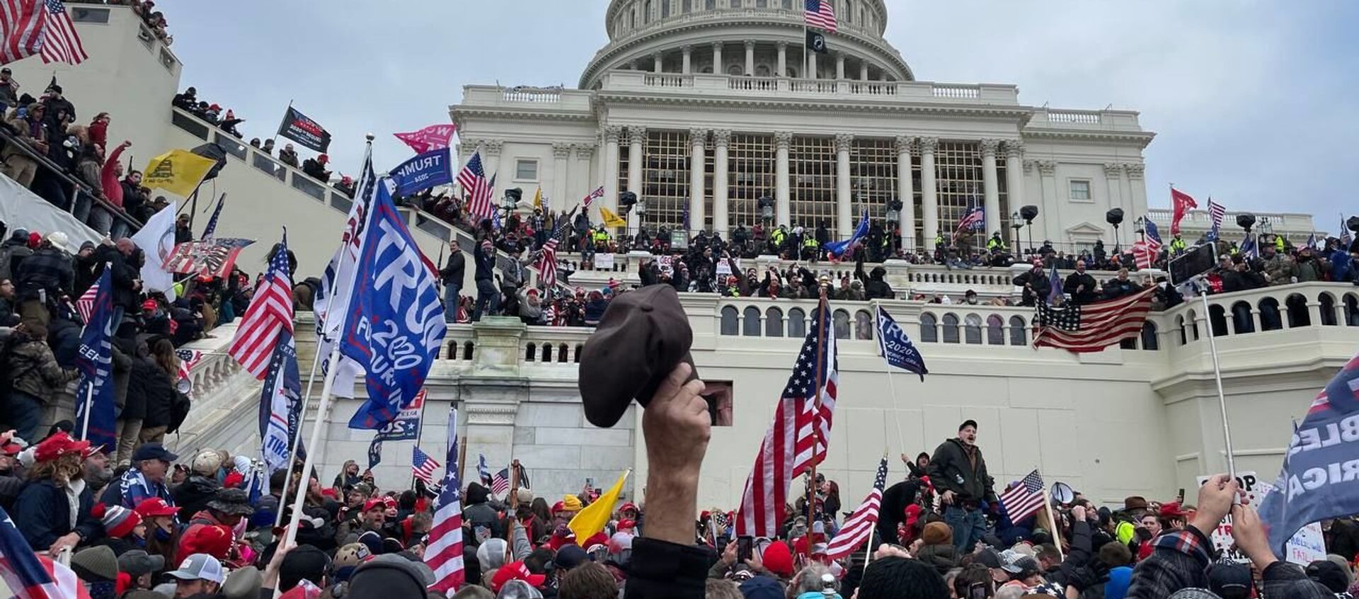 Demonstrators protest outside US Capitol Building in Washington to contest the certification of the 2020 presidential election results by the US Congress, 6 January 2021 - Sputnik International, 1920, 17.03.2021
