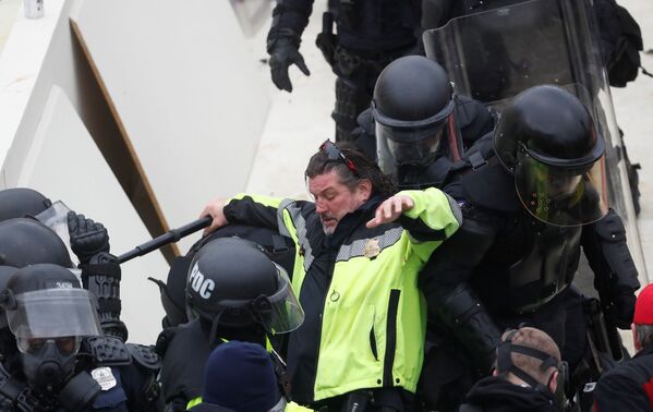 Police officers clash with pro-Trump protesters, during a rally to contest the certification of the 2020 US presidential election results by the US Congress, at the US Capitol Building in Washington, US, January 6, 2021 - Sputnik International