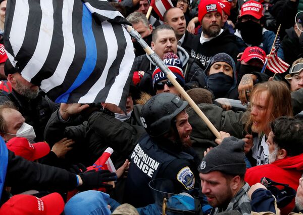 Pro-Trump protesters clash with police at a rally to contest the certification of the 2020 US presidential election results by the US Congress, at the US Capitol Building in Washington, US, 6 January 2021 - Sputnik International